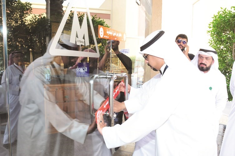 اغلاق احد المحلات المخالفة خلال الجولة 