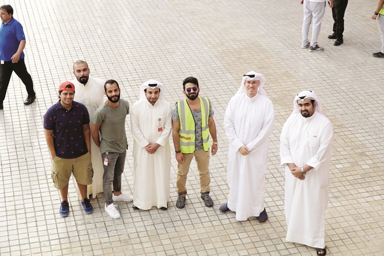 مجبل الايوب مع موظفي ادارة الاتصال المؤسسي اثناء توزيع الوجبات 