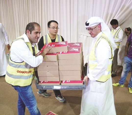مجبل الايوب يساهم في توزيع وجبات الافطار