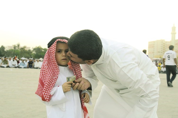 العيدية.. تكمل البهجة.. ولكن ترهق الميزانية