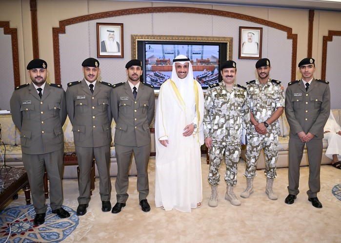 رئيس مجلس الامة مرزوق الغانم متوسطاالامين العام المساعد لشؤون حرس مجلس الامة اللواء خالد الوقيت وخريجي دورة الطلبة ضباط الاختصاص ويبدو الرائد بدر المطوع