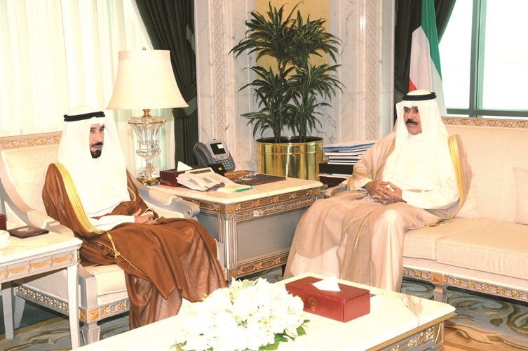سمو ولي العهد لدى استقباله الشيخ علي الجابر﻿