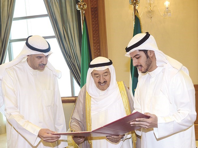 صاحب السمو يتسلم رسالة ماجستير وجائزة العميد للتميز من محمد البحر وعبدالعزيز البحر