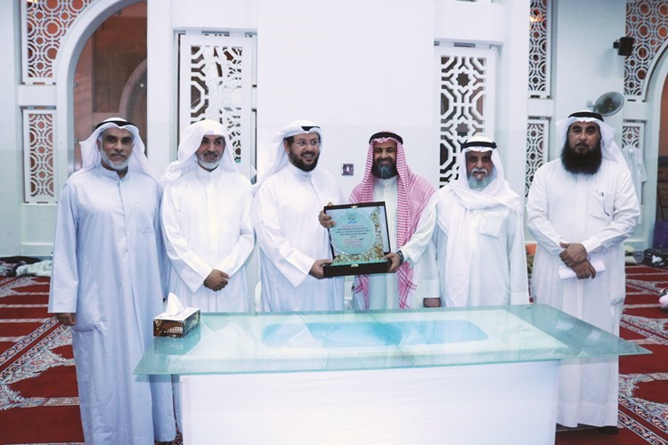 البلالي يتوسط الدبوس والاحيمر والصالح والخباز وبوزبر خلال التكريم﻿