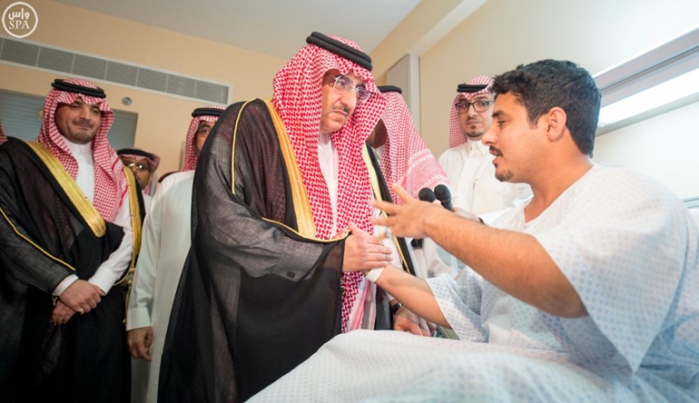 الامير محمد بن نايف خلال زيارته لرجلي الامن ومواطن اصيبوا في حادثة التفجير الارهابي في جدة