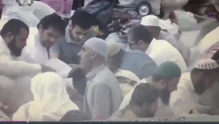 بالفيديو.. شاهد دهشة الصائمين لحظة التفجير بجوار الحرم النبوي