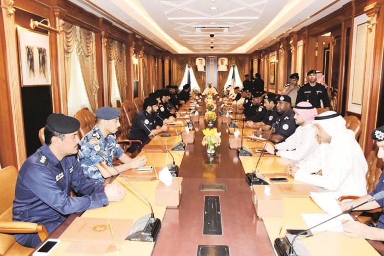 الشيخ محمد الخالد خلال ترؤسه اجتماعا امنيا موسعا ضم وكيل الوزارة والوكلاء المساعدين والمديرين العامين