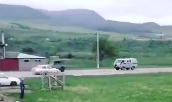 بالفيديو.. شاهد كيف أفلت مجرم من الشرطة بفضل قوة سيارته