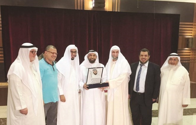 تكريم مدير مدارس النجاة ﻿