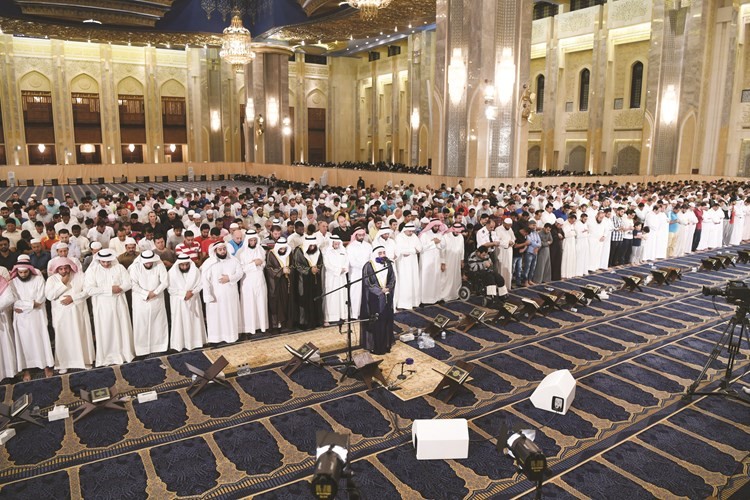 جموع المصلين خلال صلاة القيام في اخر ليالي شهر رمضان المبارك بالمسجد الكبير محمد هاشم