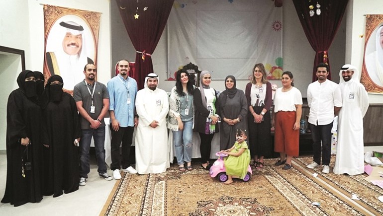  اسرة بنك الكويت الوطني والمشرفات على دار رعاية الايتام في صورة جماعية