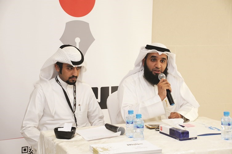 الداعية حسين المعيوف خلال الندوة ويبدو الزميل عبدالعزيزالمطيري