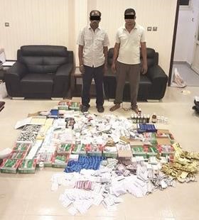 الوافدان وامامهما الادوية المسروقة﻿