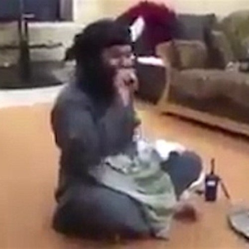 بالفيديو.. «داعشي» يضحك ويلهو مع أصدقائه أثناء اغتصاب امرأة وهو يحمل "سروال" صديقه!