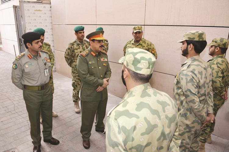 الفريق الركن مهاشم الرفاعي خلال جولته 
