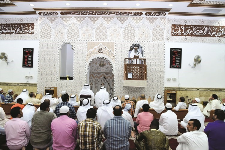 احد الائمة ملقيا خطبته ريليش كومار