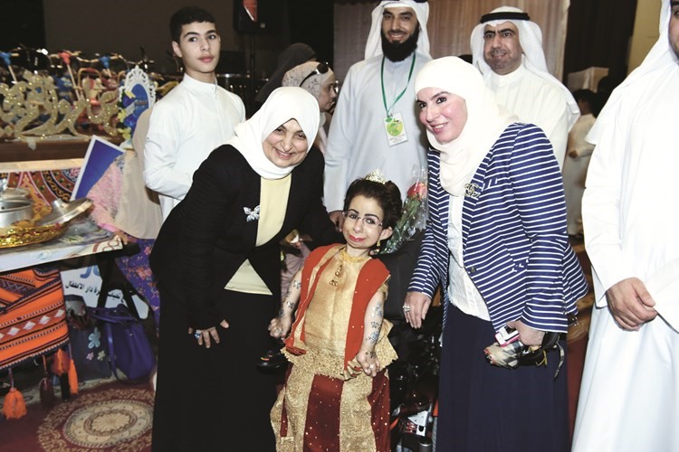 الصبيح والملا في صورة تذكارية مع احدى النزيلات﻿