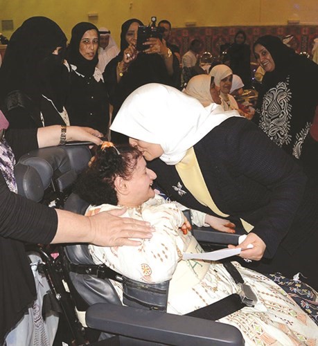 قبلة لاحدى النزيلات﻿