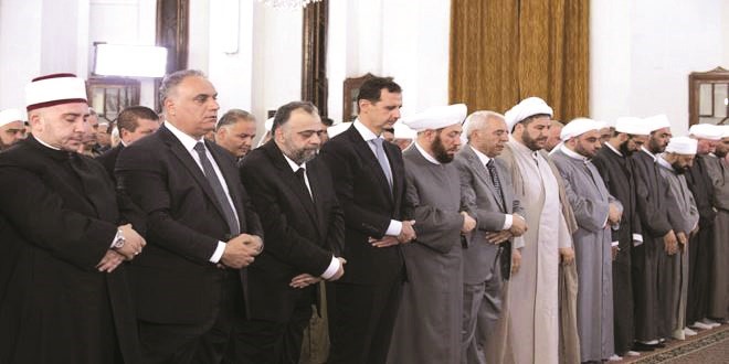 صورة بثتها سانا للرئيس بشار الاسد يؤدي صلاة العيد في مسجد الصفاة بحمص ﻿