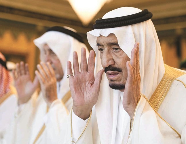 خادم الحرمين الشريفين الملك سلمان بن عبدالعزيز يؤدي صلاة العيد في الحرم المكيواس﻿