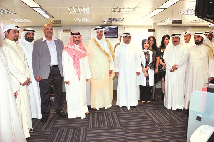 الشيخ سلمان الحمود والشيخ مبارك الدعيج يتوسطان عددا من موظفي كونا﻿