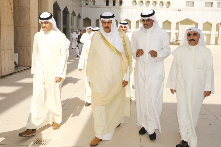 الشيخ سلمان الحمود وطارق المزرم ويوسف مصطفى خلال الجولة﻿