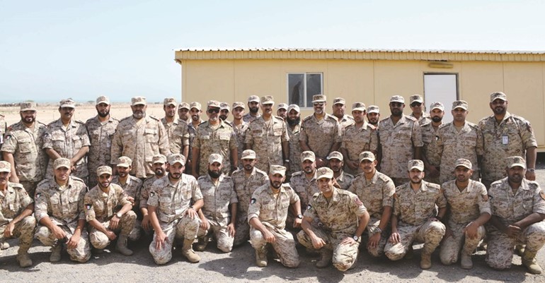 الفريق الركن محمد الخضر متوسطا عددا من منتسبي الجيش ﻿