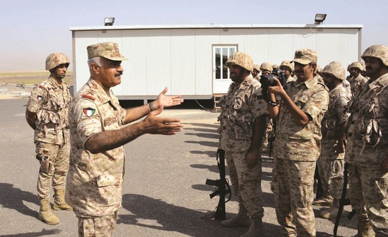 الفريق الخضر متحدثا لعدد من الضباط ﻿