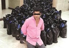 سائق الباص الملغم بالخمور وخلفه المضبوطات ﻿