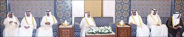 صاحب السمو الامير الشيخ صباح الاحمد وسمو ولي العهد الشيخ نواف الاحمد ورئيس مجلس الامة مرزوق الغانم والشيوخ جابر العبدالله وفيصل السعود وصباح الخالد وعلي الجراح في المسجد الكبير لاداء صلاة العيد امس