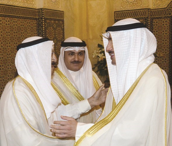 صاحب السمو الامير مصافحا رئيس مجلس الامة مرزوق الغانم ﻿
