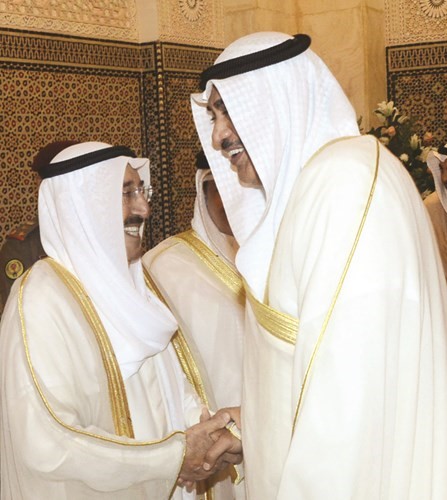 صاحب السمو الامير مصافحا الشيخ صباح الخالد ﻿