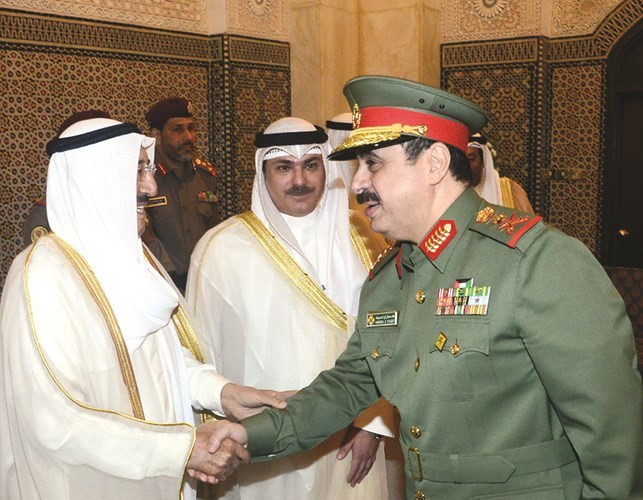 صاحب السمو مصافحا الفريق الركن هاشم الرفاعي ﻿