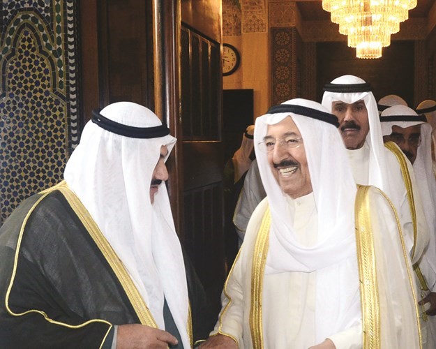 صاحب السمو الامير مصافحا سمو الشيخ ناصر المحمد ﻿