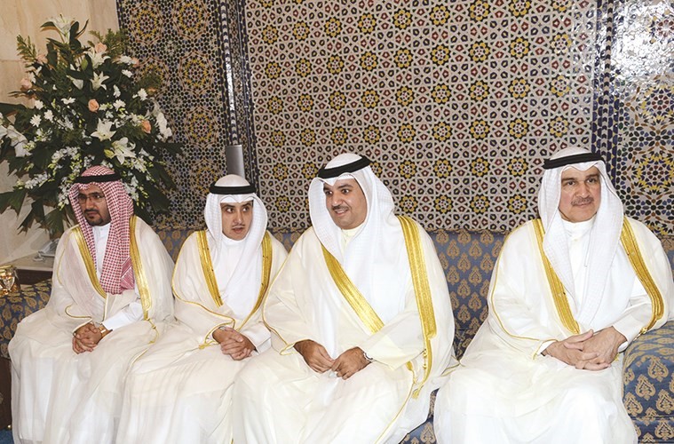 الشيخ احمد ناصر المحمد وعدد من الحضور ﻿