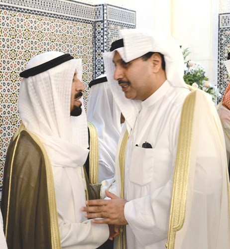 الشيخ علي الجابر مصافحا الشيخ حمد جابر العلي ﻿