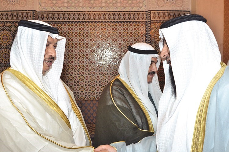 سمو رئيس الوزراء الشيخ جابر المبارك مصافحا دوليد العلي﻿