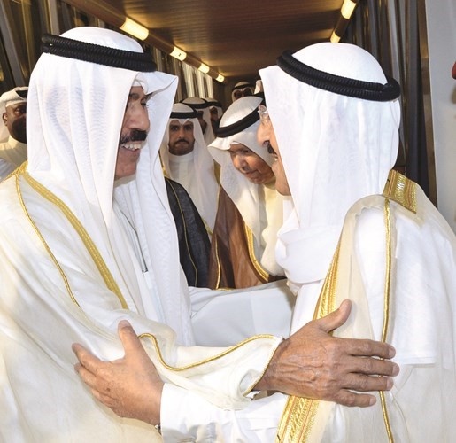 صاحب السمو الامير الشيخ صباح الاحمد مصافحا سمو ولي العهد قبيل مغادرته الى النمسا ﻿