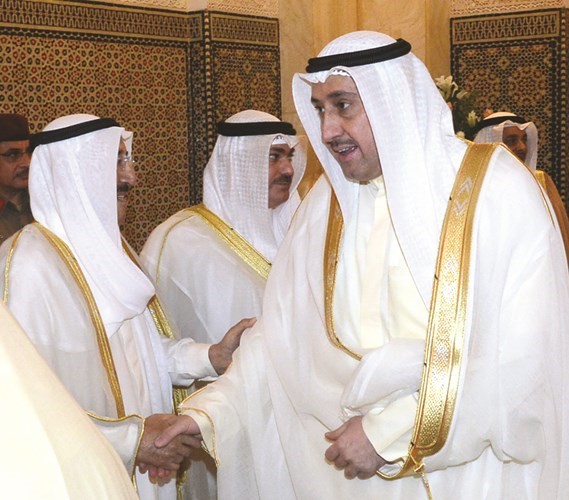 صاحب السمو الامير مصافحا الشيخ فيصل الحمود﻿