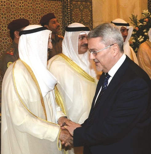 سمو الامير مصافحا السفير العراقي د محمد حسين بحر العلوم﻿