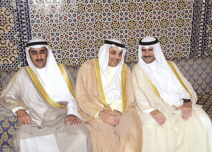 يعقوب الصانع متوسطا ديوسف العلي والشيخ عبدالله ناصر صباح الاحمد﻿