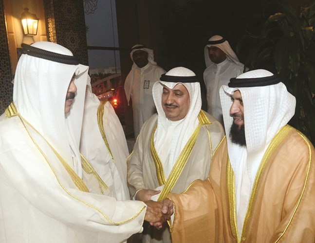 سمو ولي العهد الشيخ نواف الاحمد مصافحا خليف الاذينة وداود العسعوسي﻿