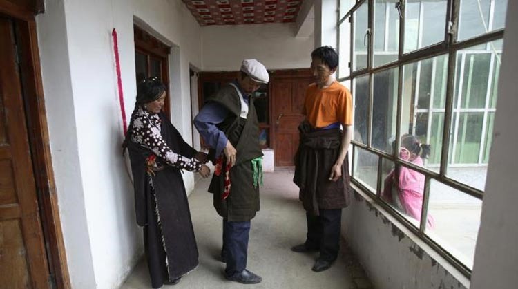 بالصور.. المجتمعات التي تتزوّج فيها المرأة..أكثر من رجل 