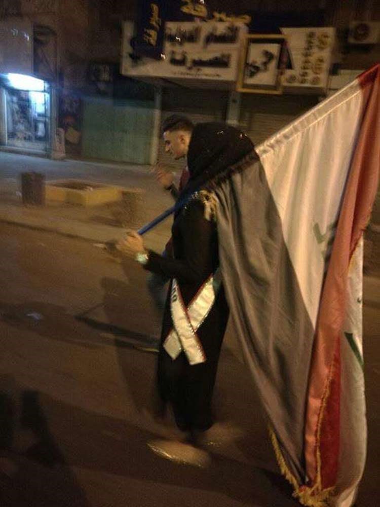 بالفيديو.. ملكة جمال العراق تقود تظاهرة احتجاجية وتنقل إلى المستشفى بعد اطلاق "امن بغداد" النيران! 