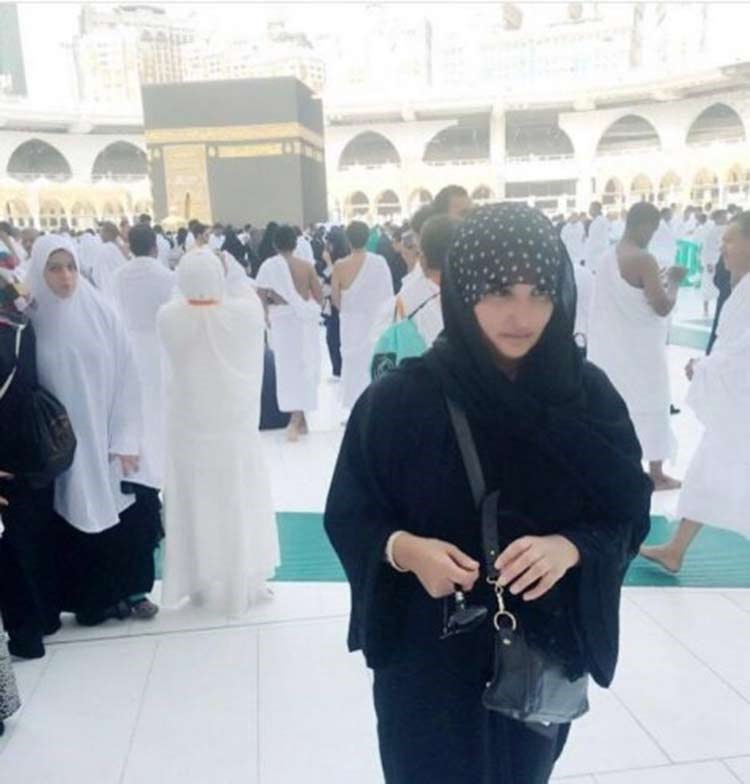 بالصور.. شذى حسون بالحجاب في الحرم المكي.. وتعلق على تفجيرات المدينة