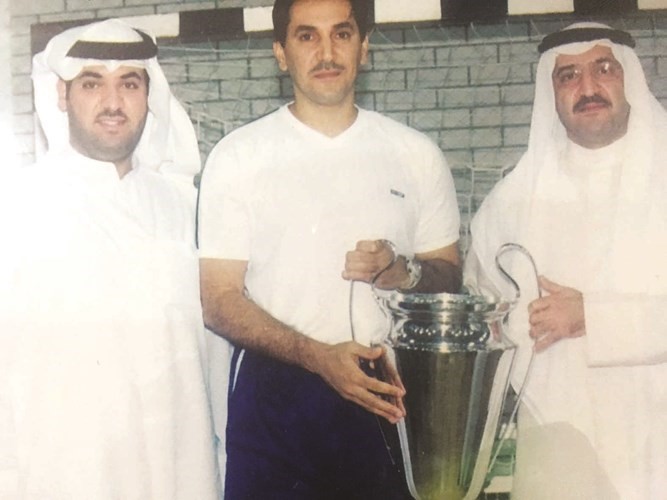 طارق بشير حاملا كاس البطولة الى جانب المرحوم الشيخ خالد اليوسف ونجله الشيخ عذبي اليوسف﻿