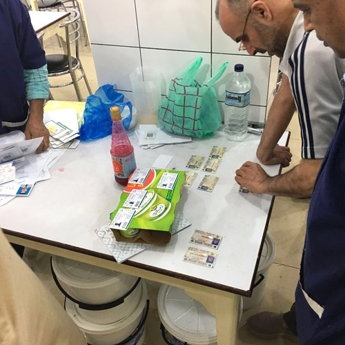 التاكد من هويات العاملين 