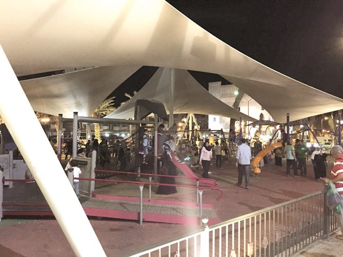 ساحة الالعاب جمعت الصغار والكبار