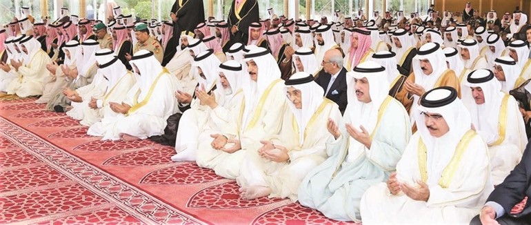 السفيرالشيخ عزام الصباح خلال اداء صلاة العيد 