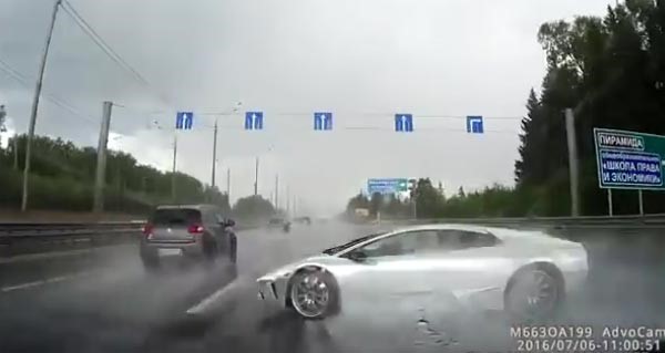 بالفيديو.. سيارة "لامبورغيني" تتحول إلى ركام في حادث سير